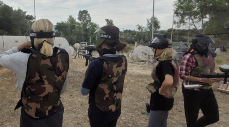 Ελληνίδα παρουσιάστρια: Το bachelorette πάρτι έκπληξη που της ετοίμασαν οι φίλες της ξεκίνησε με paintball