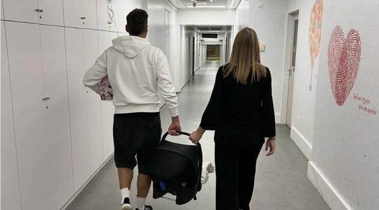 Συγκινεί στο εξιτήριο της η Ελληνίδα ηθοποιός: "Κάποτε σου έλεγα ή κανείς ή και οι δύο μαζί. Τώρα λοιπόν είμαστε τρεις"