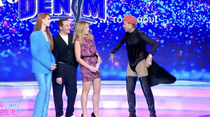 Λάκης Γαβαλάς: Εμφανίστηκε στο πλατό με μαύρο κορμάκι και ψηλές μπότες