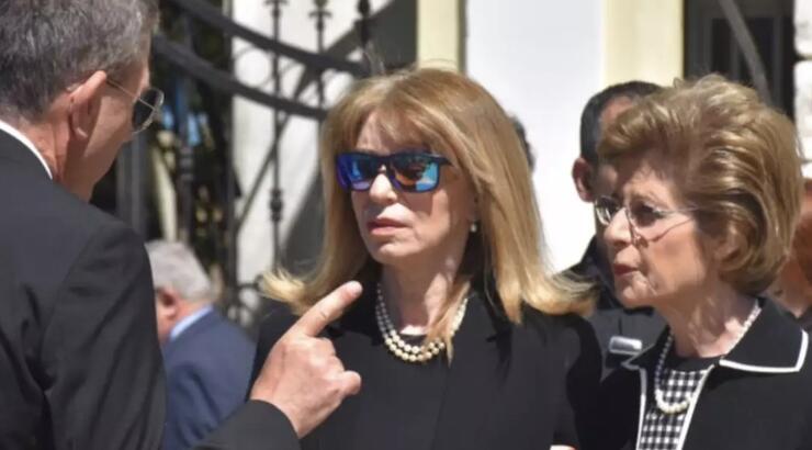  Έλλη Στάη: Το τελευταίο αντίο στη μητέρα της Ρενέ Τσαρλαμπά [εικόνες]