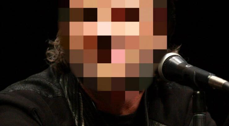 Πασίγνωστος καλλιτέχνης εμφανίστηκε στη σκηνή με κόκκινο στρινγκ! [εικόνα]