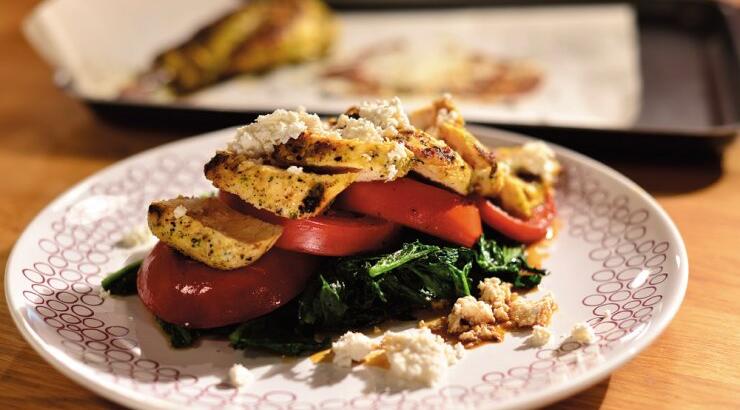 Στήθος κοτόπουλο µε ψητές τοµάτες και σοταρισµένο σπανάκι µε αναρή