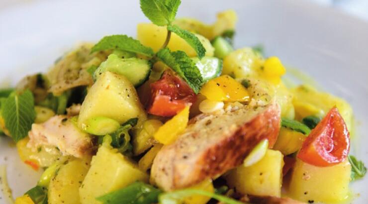 Στήθος κοτόπουλο γλασαρισμένο σερβιρισμένο με καλοκαιρινή πατατοσαλάτα