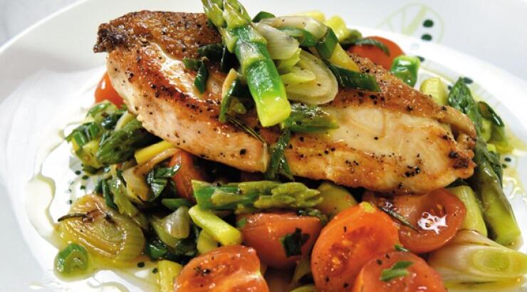 Στήθος Κοτόπουλο με σοταρισμένα σπαράγγια και τοματίνια