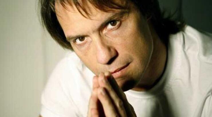 Στράτος Τζώρτζογλου: «Στα επτά μου ο πατέρας μου με πήγε να δω πόρνες και τραβεστί»