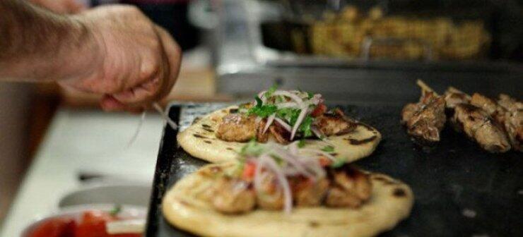 Το σουβλάκι είναι καλό διατροφικό προϊόν λένε οι Βρετανοί και το πιστοποιούν