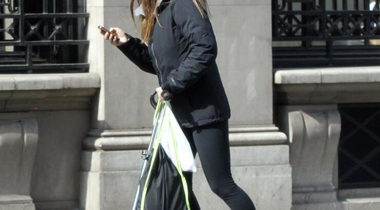 Ποια διάσημη σταρ κινείται με scooter στο Παρίσι [εικόνες]