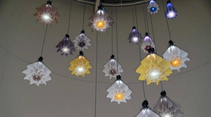 Ένα μπουκέτο φωτιστικά - λουλούδια που ανοίγουν τα πέταλά τους