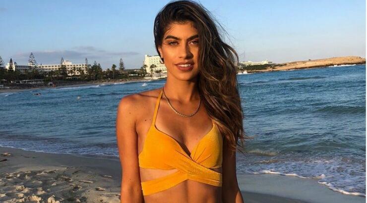 Βάσω Πέτρου: Επτά φορές που την είδαμε με μαγιό και μείναμε με το στόμα ανοιχτό