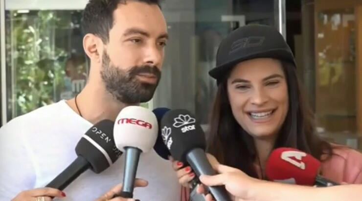 Τανιμανίδης – Μπόμπα: Συγκινημένοι κατά την έξοδό τους από το μαιευτήριο! [εικόνες & βίντεο]