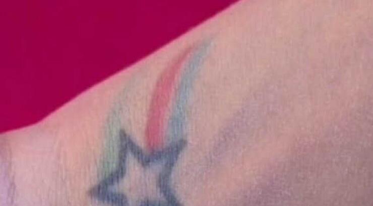 Ελληνίδα τραγουδίστρια έκανε τατουάζ του ΣΥΡΙΖΑ! 