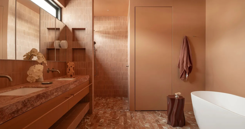 Το trick για να κάνετε φτιάξετε ένα cozy μπάνιο με color drenching