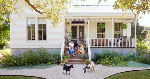 Πριν και Μετά: Ένα εγκαταλελειμμένο σπίτι στο Τέξας… μετακινήθηκε για να αποκτήσει ξανά ζωή!