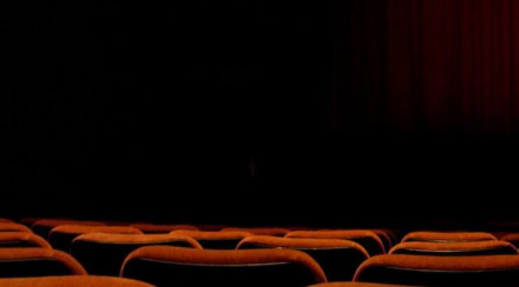 Έλληνες ηθοποιοί πιάστηκαν στα χέρια στο διάλλειμα της παράστασής τους