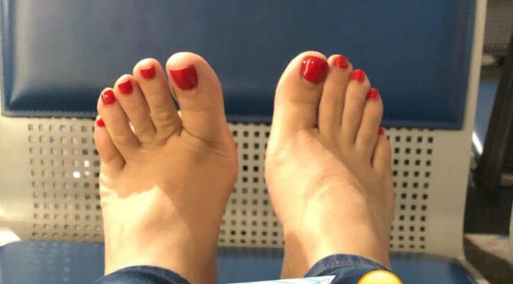 Κύπρια παρουσιάστρια έβγαλε τα παπούτσια στην αίθουσα αναμονής του αεροδρομίου! [εικόνα]