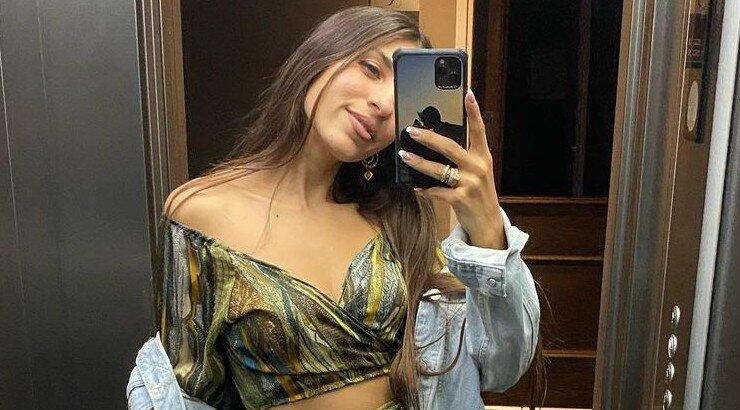 Θέλξια - Βαλέρια Φραγκούδη: Λατρέψαμε το daisy tracksuit της ιδανικό για casual εμφανίσεις [εικόνες]