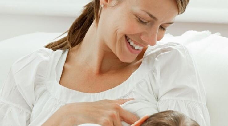 Μητέρες θηλάζουν ταυτόχρονα τα μωρά τους