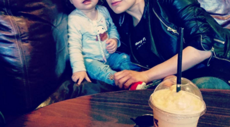 Οι τρυφερές εικόνες συζύγου Κύπριου παρουσιαστή με την κορούλα τους σε καφετέρια της Λευκωσίας