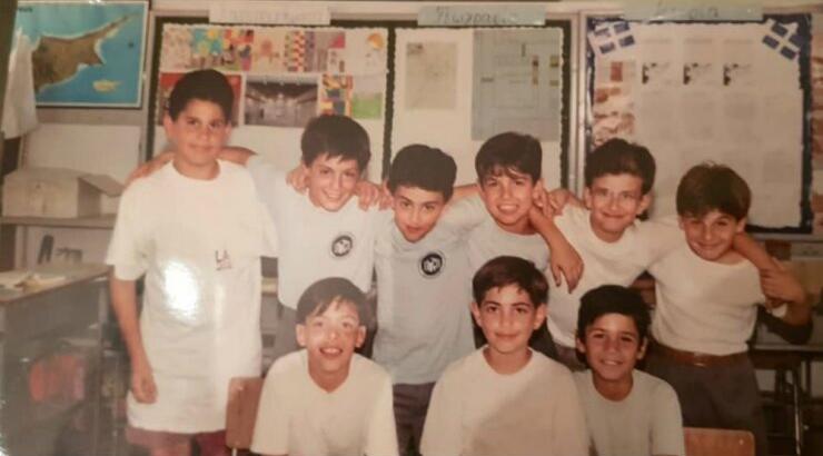 Ποιος γνωστός Κύπριος παρουσιαστής απεικονίζεται στην εικόνα 