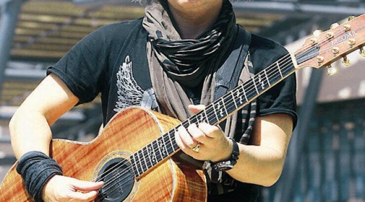 Ο Χρήστος Θηβαίος τραγουδά για τους άπορους φοιτητές