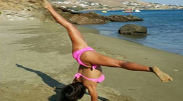 Ελληνίδα τραγουδίστρια κάνει ακροβατικά στην άμμο!