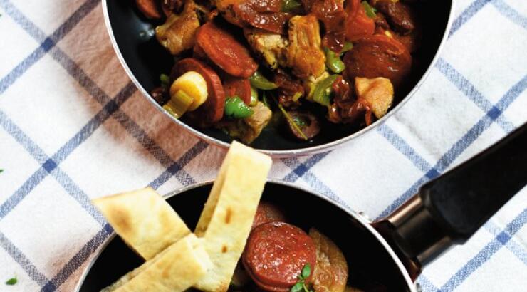 Τηγανιά με χοιρινή λαιμού, σουτζούκι, ελιές και πράσινη πιπεριά