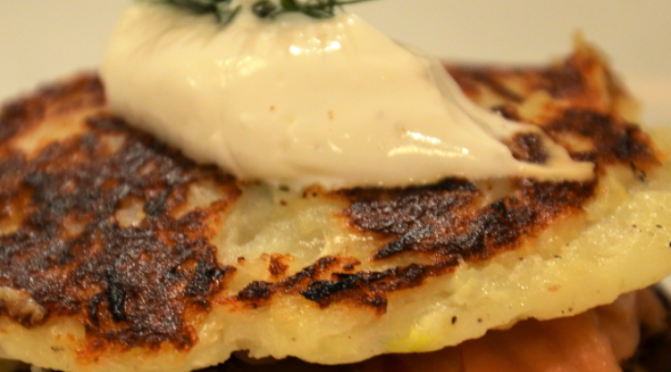 Τηγανίτες πατάτας με καπνιστό σολομό και ξινή κρέμα