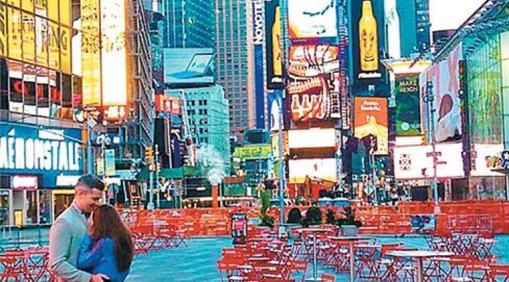 Πρόταση γάμου στην Times Square και γάμος στην Ελλάδα για επώνυμο ζευγάρι!