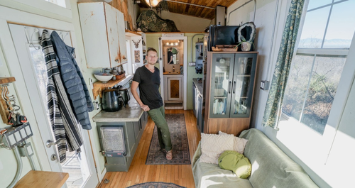 Μέσα σε ένα μικροσκοπικό σπίτι 24τ.μ. στη  μέση του πουθενά