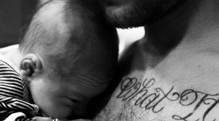 Τραγουδιστής έγινε πατέρας ενώ είναι σε σχέση με άλλη!