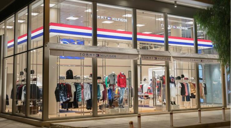 Επαναλειτουργία όλων των καταστημάτων Tommy Hilfiger με άκρως καλοκαιρινή διάθεση