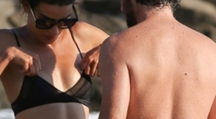 Τόνια Σωτηροπούλου – Κωστής Μαραβέγιας: Τα παθιασμένα φιλιά στην παραλία! [εικόνες]