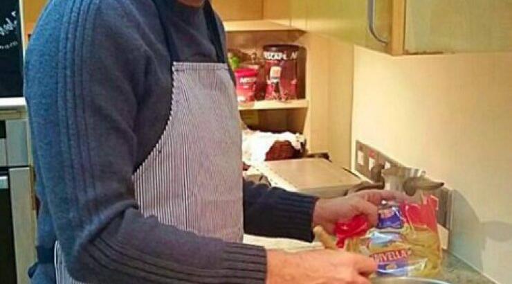 Επώνυμος Κύπριος στην κουζίνα με ποδιά!