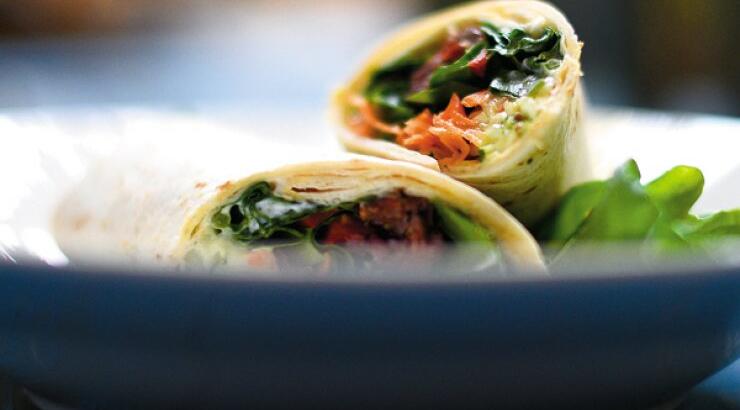 Τορτίγια με σουτζούκι, λαχανικά και γιαούρτι