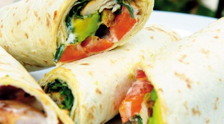 Τορτίγιες με μπούτι κοτόπουλο, πολύχρωμη καλοκαιρινή σαλάτα και σάλτσα γιαουρτιού