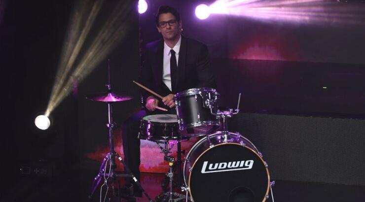 Ο Αποστόλης Τότσικας έπαιξε drums στη σκηνή των "Madame Figaro Γυναίκες της Χρονιάς 2018" [βίντεο]