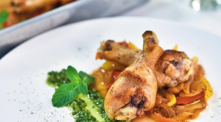 Τραγανά μπούτια κοτόπουλου με πιπεριές και σάλτσα verde