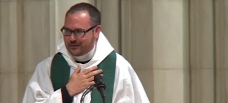 Τρανσέξουαλ ιερέας στις ΗΠΑ ανεβαίνει για πρώτη φορά στον άμβωνα 