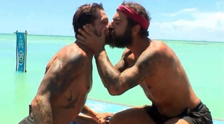 "Survivor": Το φιλί στο στόμα Ηλία - Τριαντάφυλλου που έγινε viral [εικόνες & βίντεο]