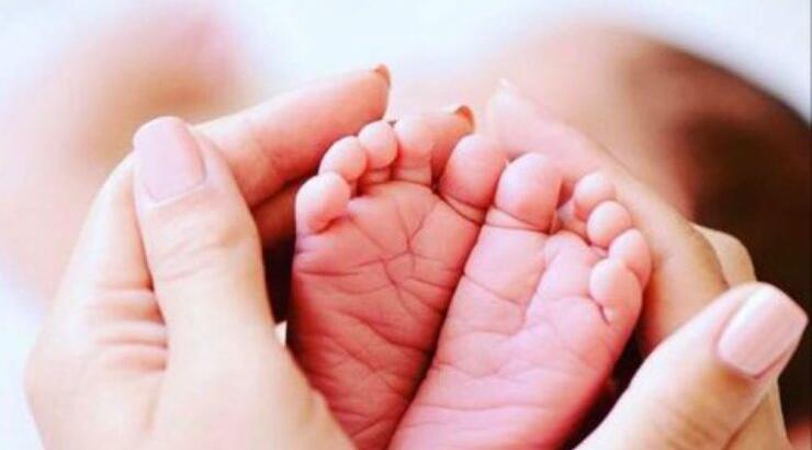 Γνωστή Κύπρια γέννησε πριν από δύο μήνες και δεν το πήρε κανείς είδηση! 