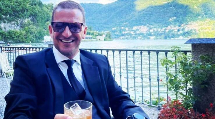 Χρύσανθος Τσουρούλλης: Δημοσίευσε φωτογραφία 40 ετών αγκαλιά με την αδερφή του