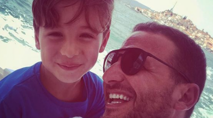 Cute! Ο Χρύσανθος Τσουρούλλης στην παραλία με τον γιο του φορώντας το ίδιο μαγιό!