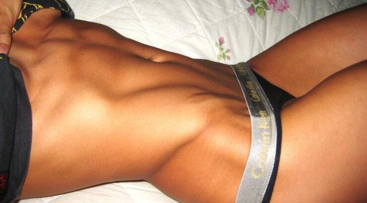 3 ασκήσεις για σφιχτή κοιλιά και τονωμένους γλουτούς 