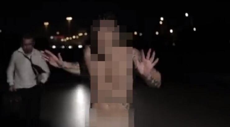 Γνωστός Έλληνας ράπερ τρέχει ολόγυμνος στους δρόμους [βίντεο]