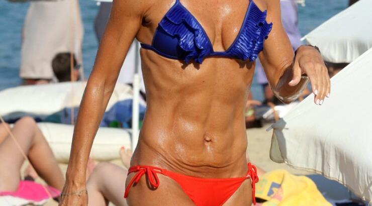 Το κορμί λαμπάδα της 50χρονης Έλενας Τσαβαλιά που θα ζήλευαν και 20άρες