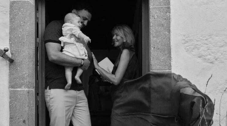 Βασίλης Κικίλιας: Μας δείχνει τον γιο του να ποζάρει μπροστά από το χριστουγεννιάτικο δέντρο και τον λατρέψαμε [εικόνα]