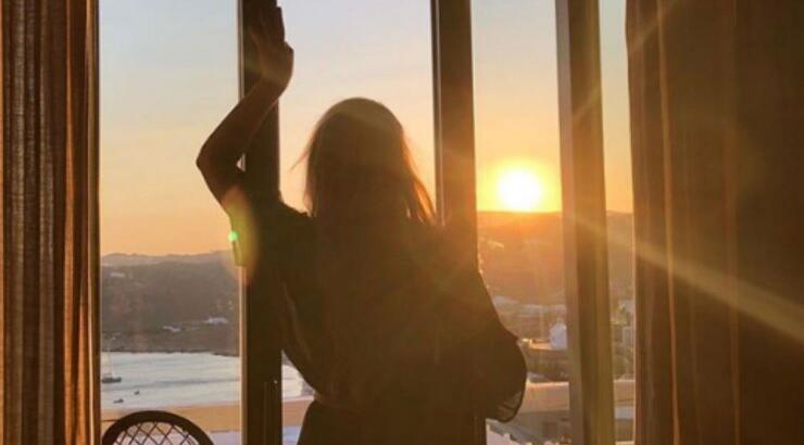 Επώνυμη Ελληνίδα ανεβαίνει τα σκαλιά της εκκλησίας 