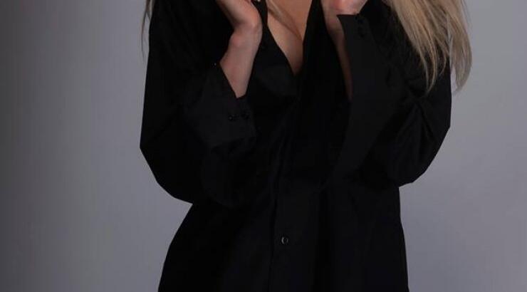 Αγόρια η Τζούλια Νόβα δυστυχώς έχει σχέση