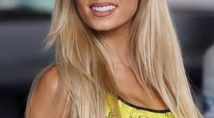 Δείτε τη Τζούλια Νόβα με μικροσκοπικό μαγιό