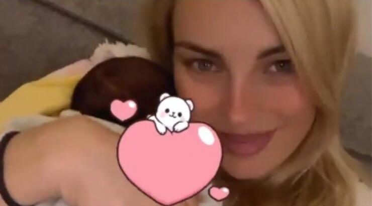 Τζούλια Νόβα: Όσα αποκαλύπτει για τη γέννηση της κόρης της που έγινε στο σπίτι [εικόνα]